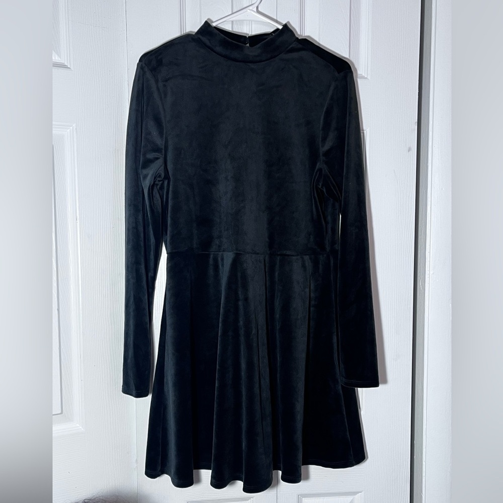 NWT! Forever 21, XL Black Velvet dress with Button Detail